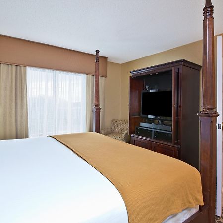 Holiday Inn Express & Suites - Sharon-Hermitage By Ihg West Middlesex Exterior photo