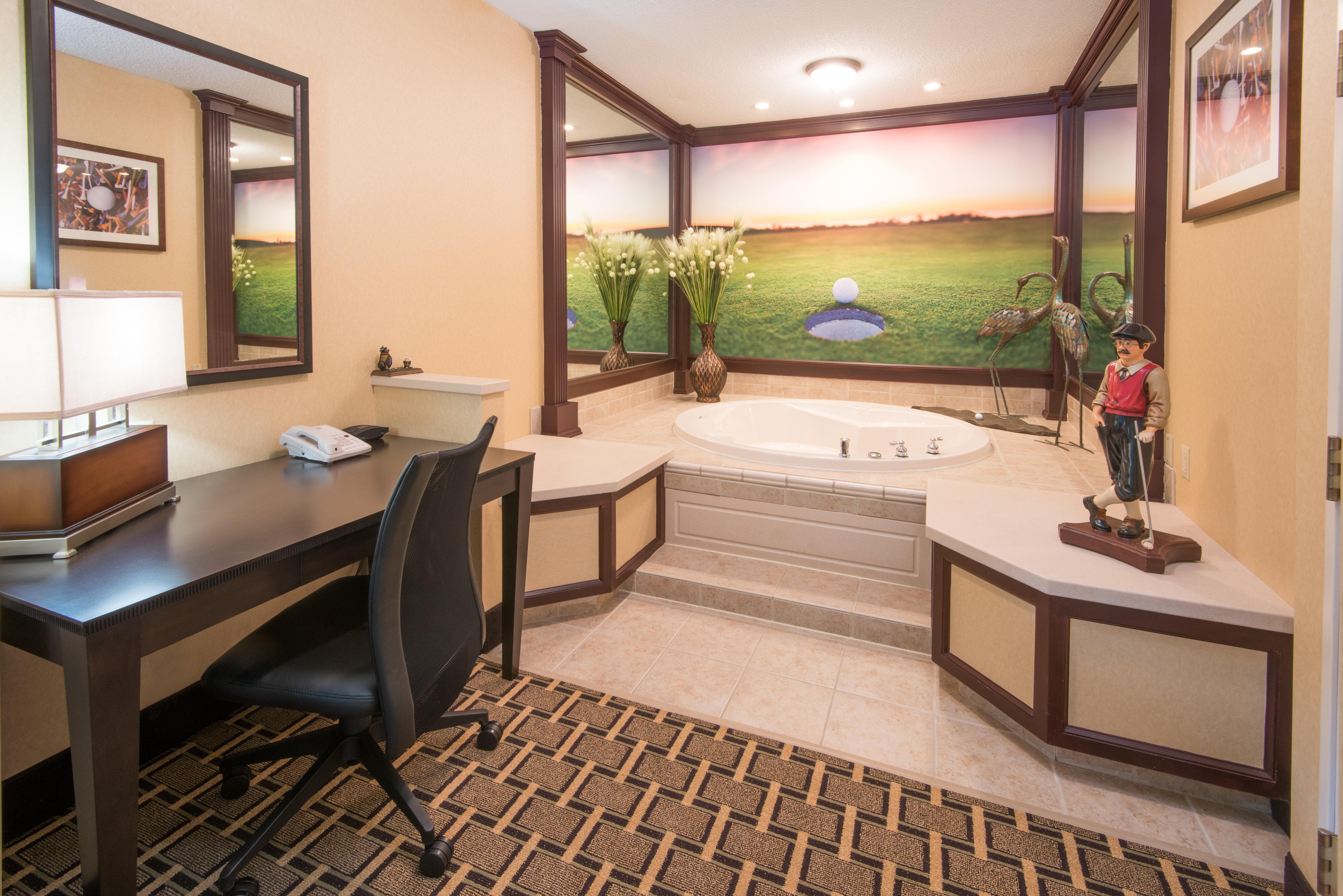 Holiday Inn Express & Suites - Sharon-Hermitage By Ihg West Middlesex Exterior photo