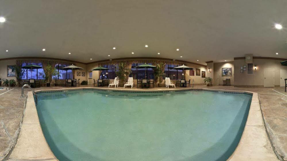 Holiday Inn Express & Suites - Sharon-Hermitage By Ihg West Middlesex Exterior photo